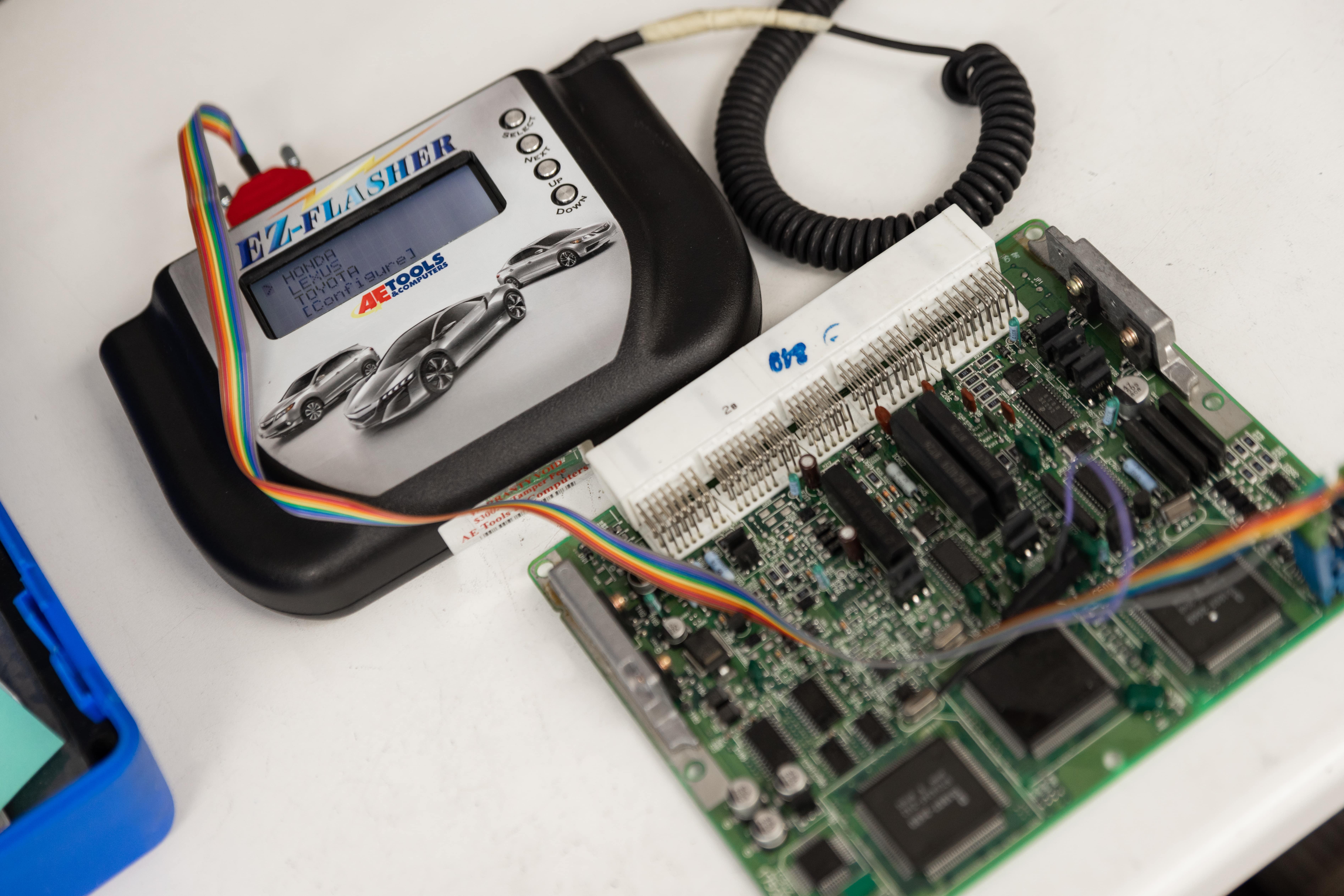 Aftermarket ECM being flashed as part of the programming process